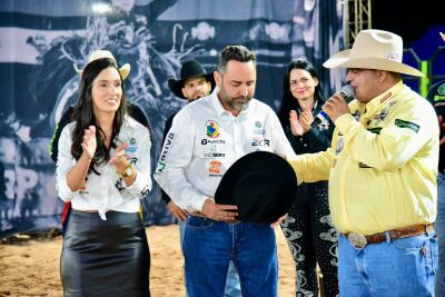 Imagem da notícia Prefeito Welinton recebe título de Embaixador do Rodeio da Camisa Preta da Ekip Rozeta na Festa do Peão de Alcinópolis
